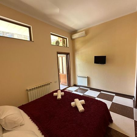 Royal Plus Hotel Yerevan Bagian luar foto