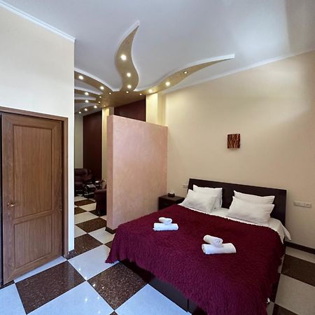 Royal Plus Hotel Yerevan Bagian luar foto