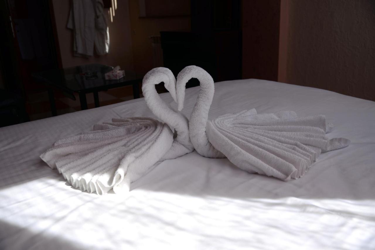 Royal Plus Hotel Yerevan Bagian luar foto