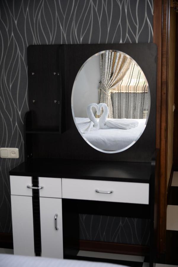 Royal Plus Hotel Yerevan Bagian luar foto