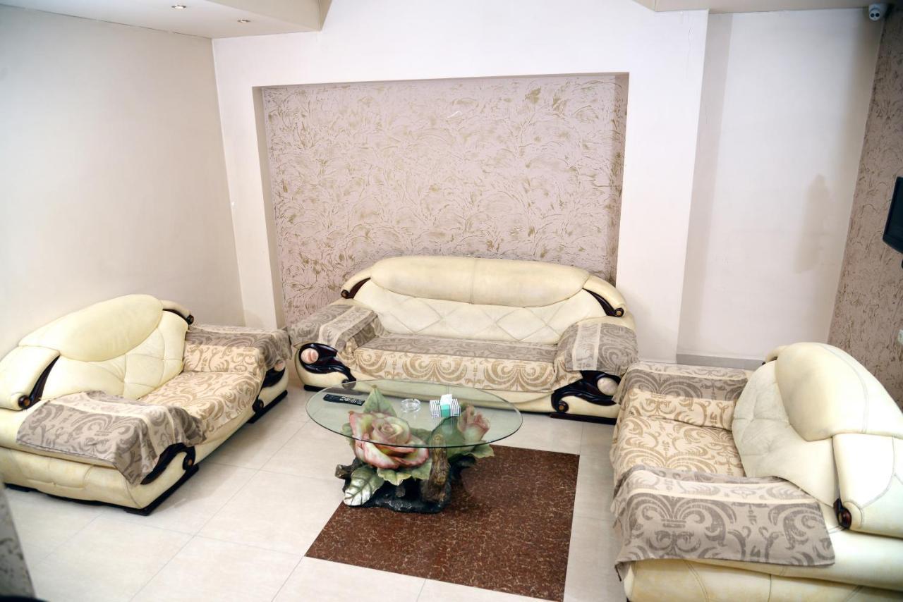 Royal Plus Hotel Yerevan Bagian luar foto