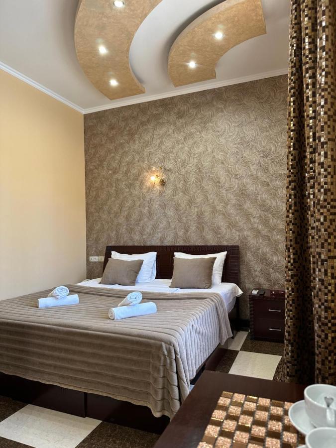 Royal Plus Hotel Yerevan Bagian luar foto