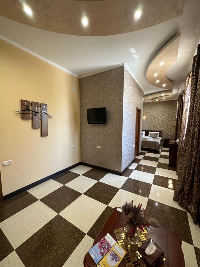 Royal Plus Hotel Yerevan Bagian luar foto