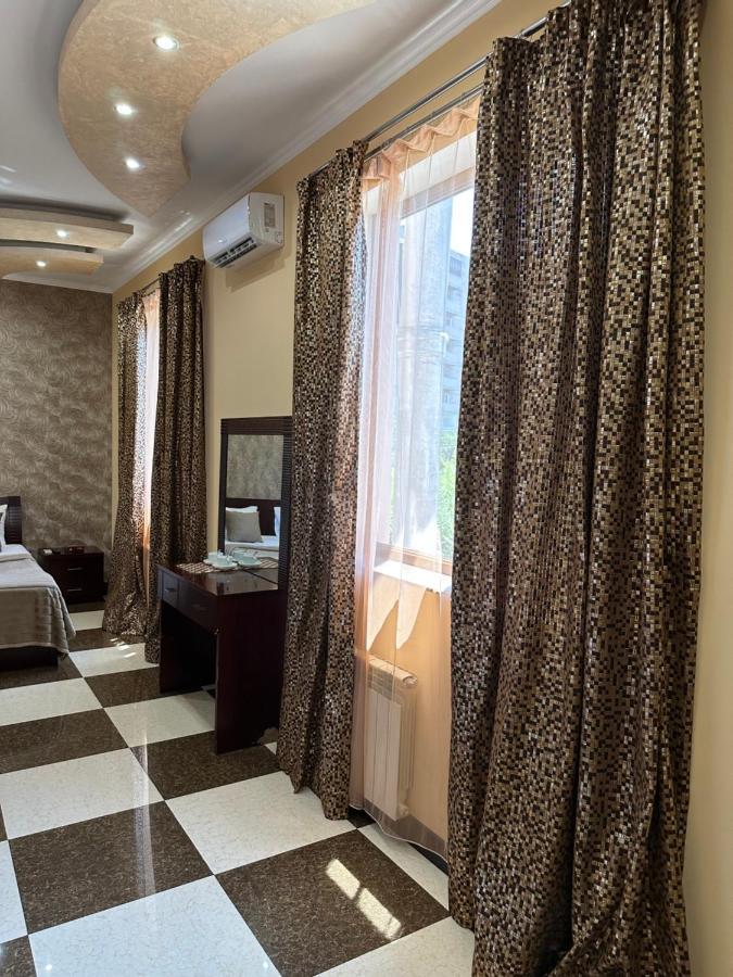 Royal Plus Hotel Yerevan Bagian luar foto