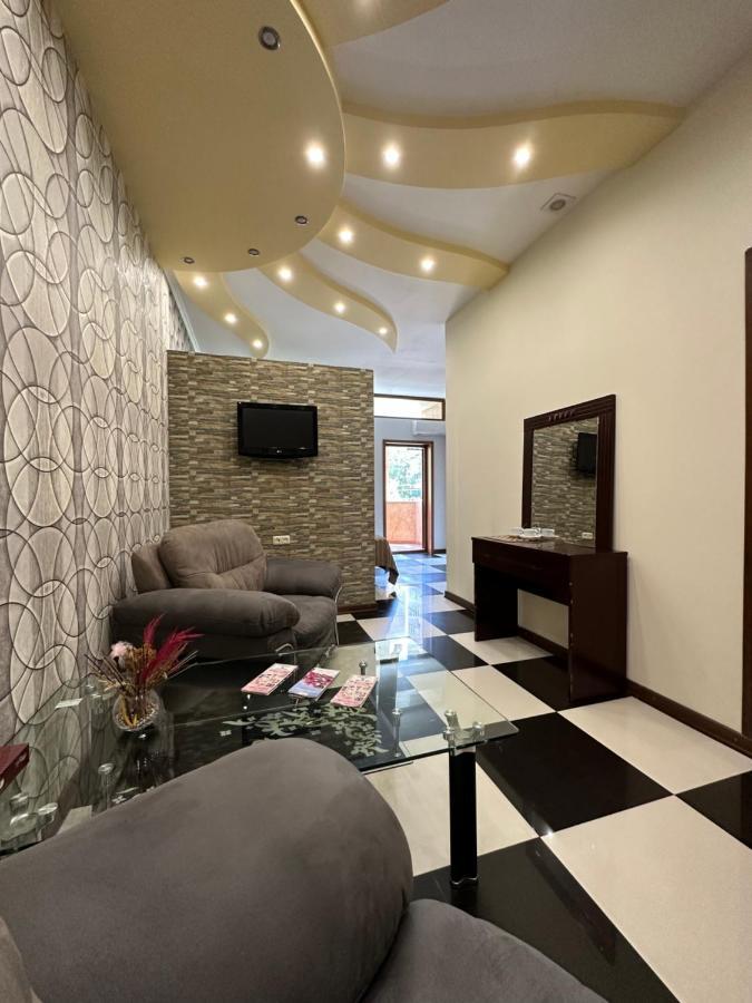 Royal Plus Hotel Yerevan Bagian luar foto