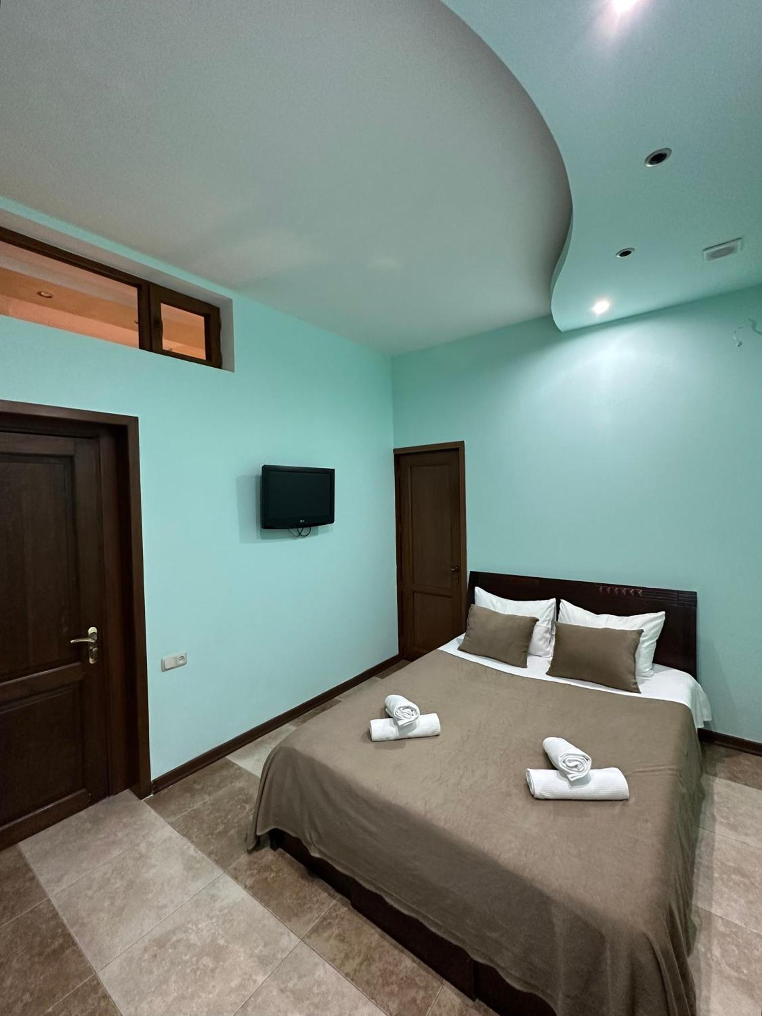 Royal Plus Hotel Yerevan Bagian luar foto