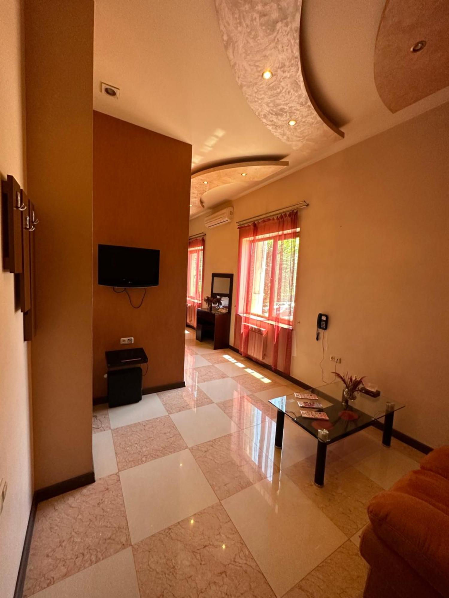 Royal Plus Hotel Yerevan Bagian luar foto