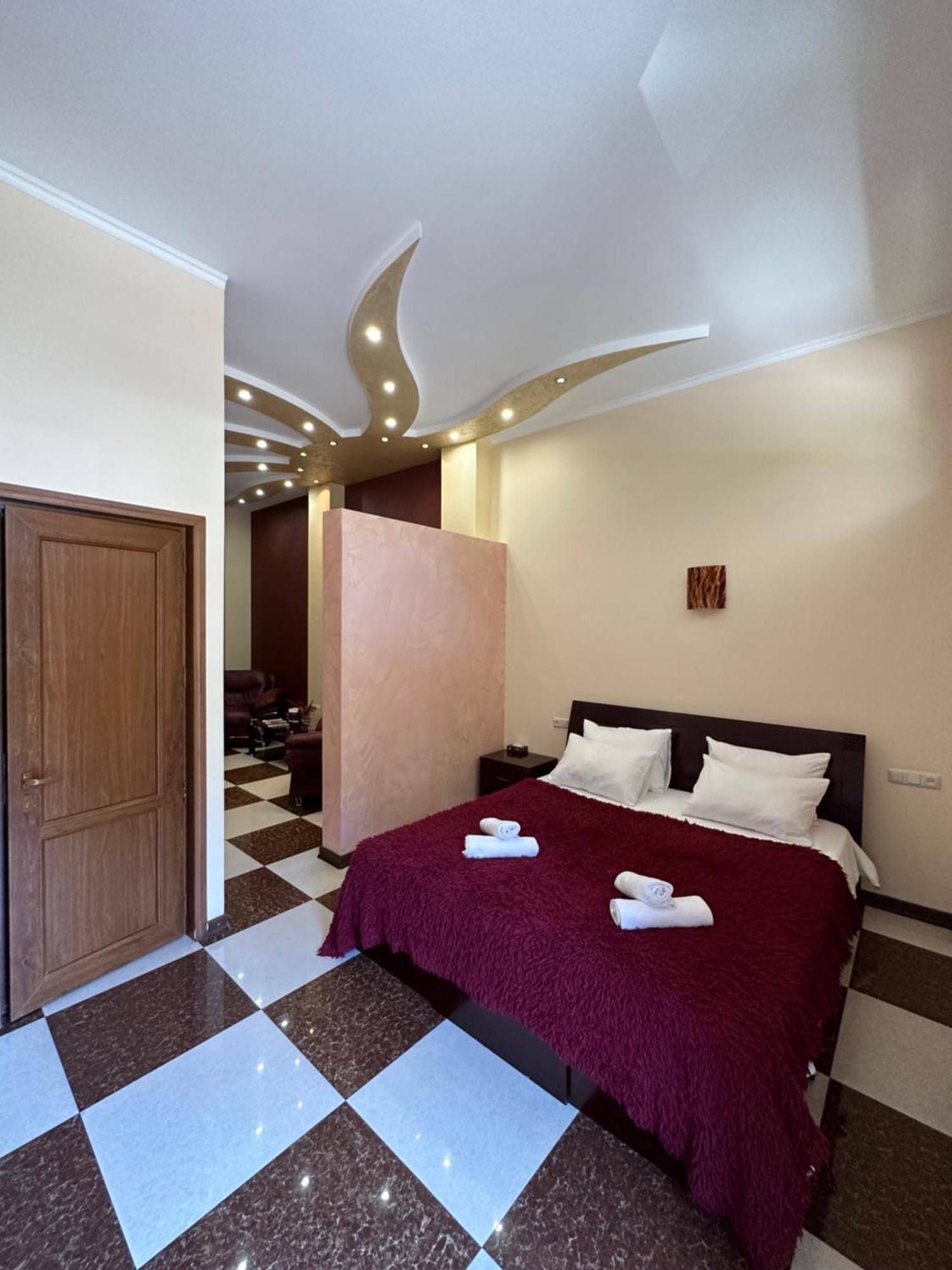 Royal Plus Hotel Yerevan Bagian luar foto