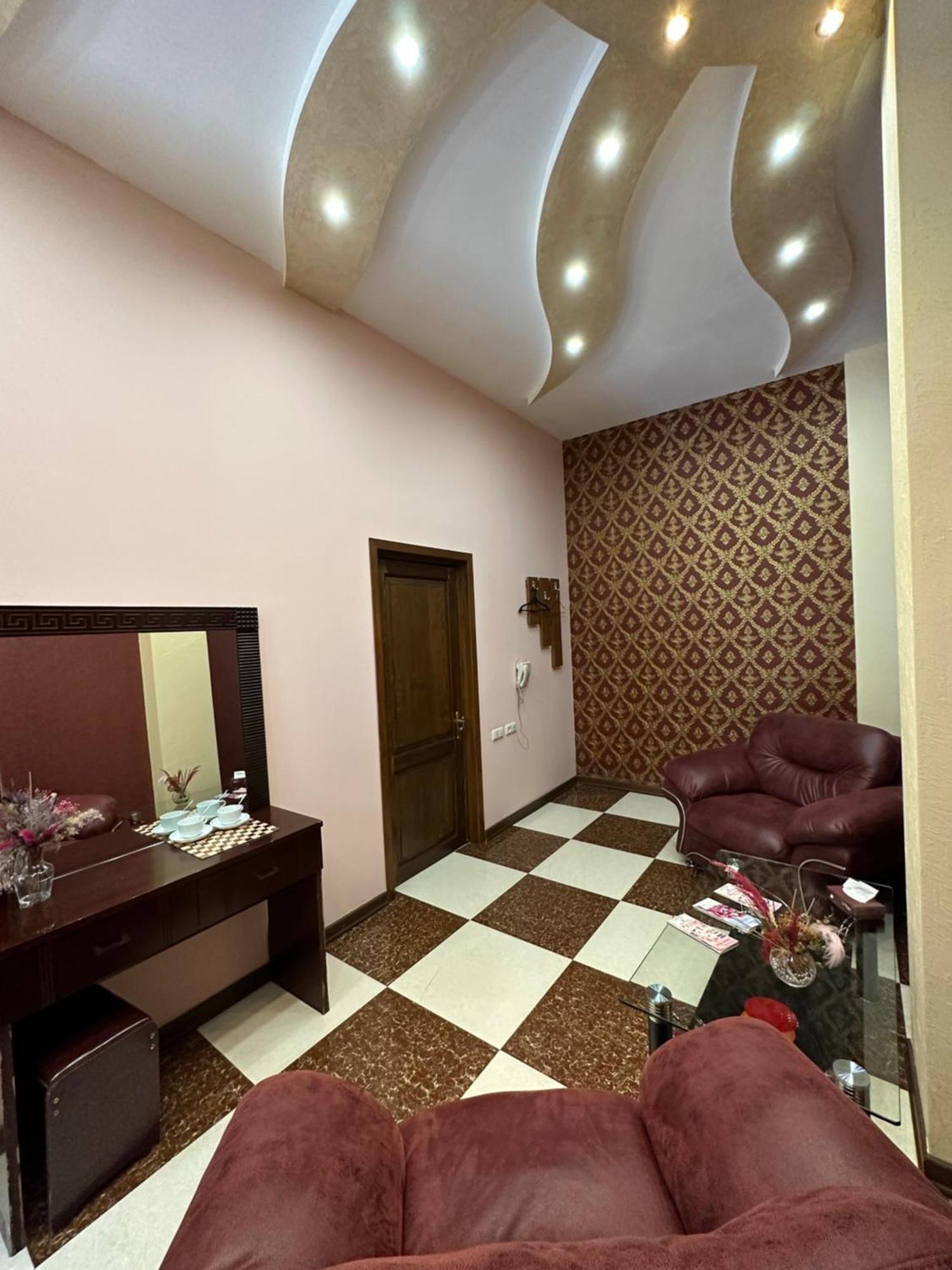 Royal Plus Hotel Yerevan Bagian luar foto