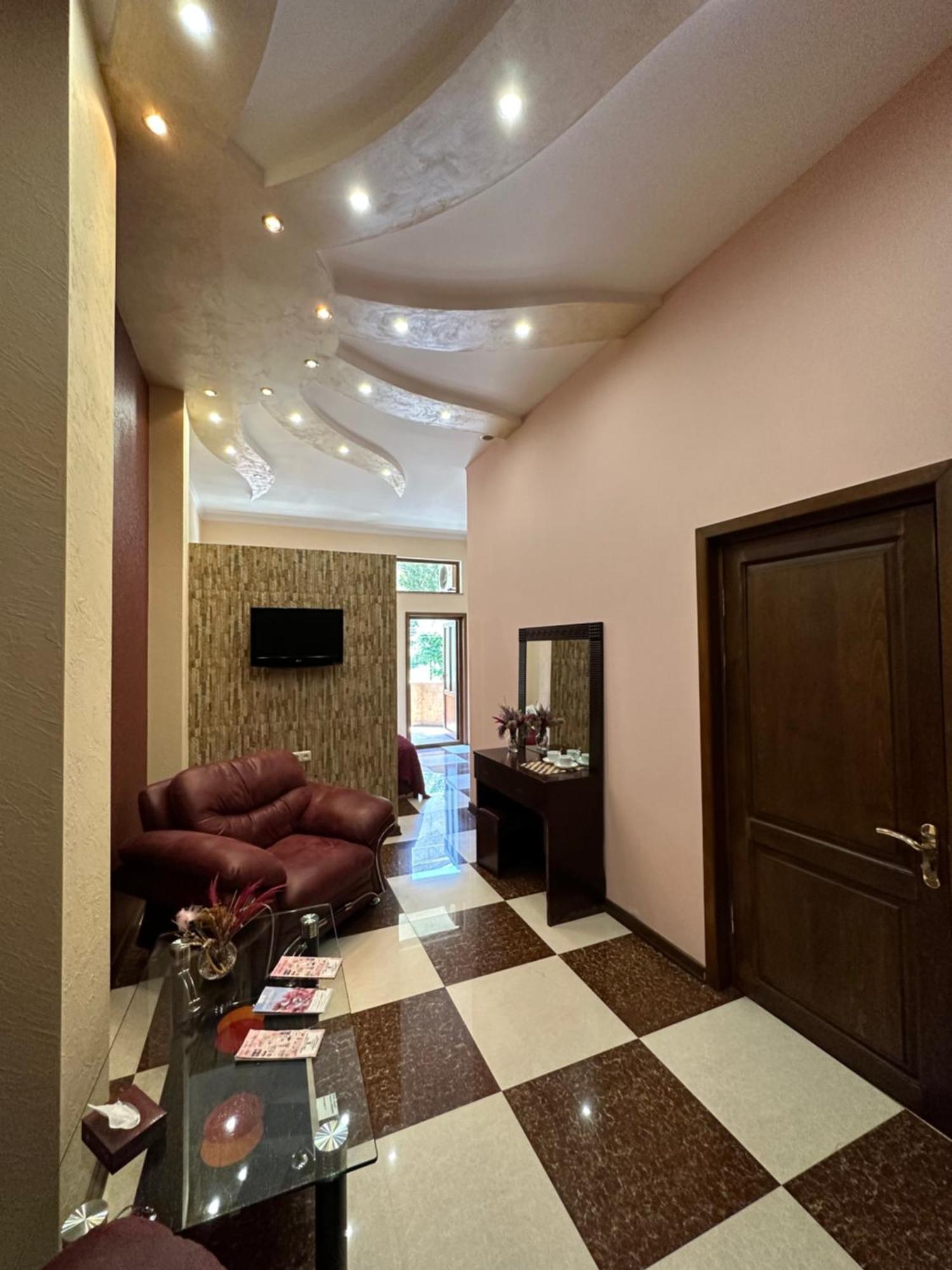 Royal Plus Hotel Yerevan Bagian luar foto