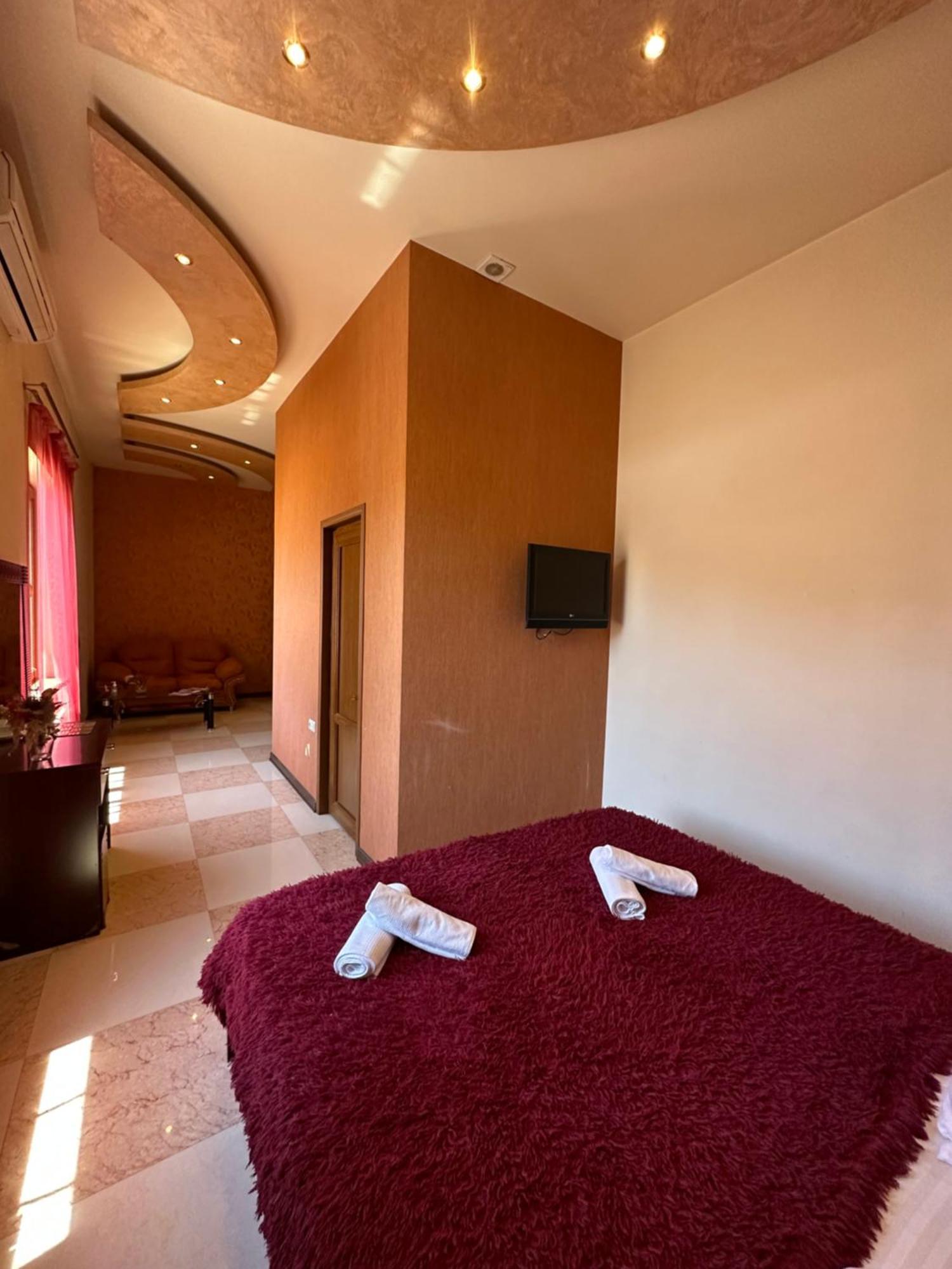 Royal Plus Hotel Yerevan Bagian luar foto