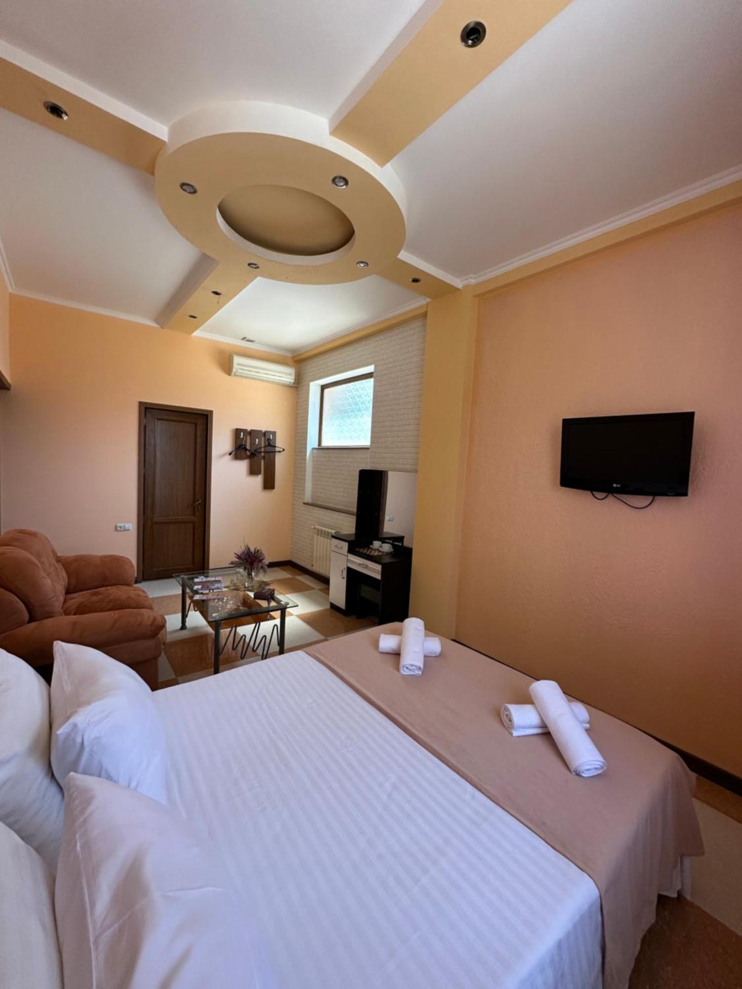 Royal Plus Hotel Yerevan Bagian luar foto