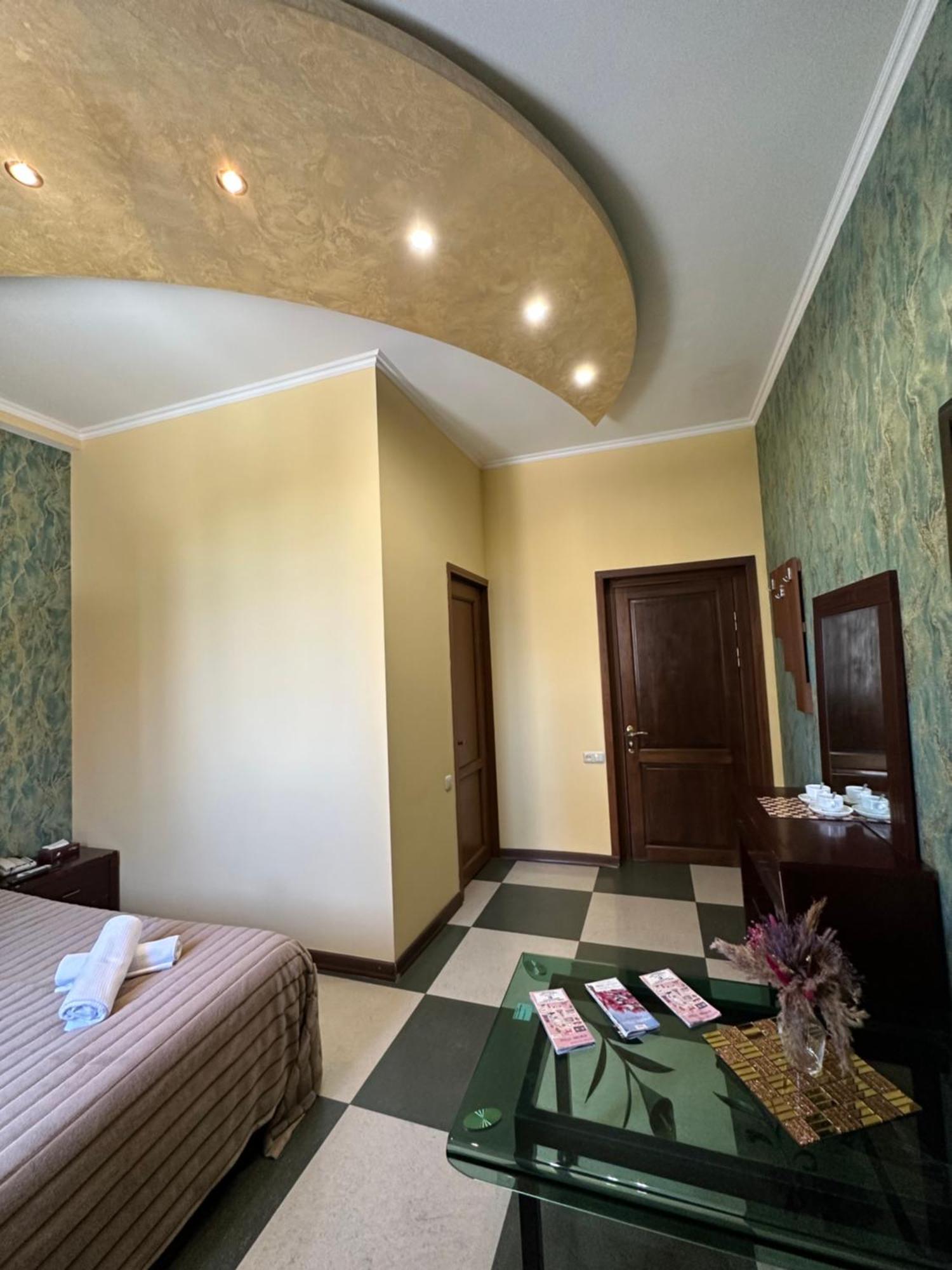 Royal Plus Hotel Yerevan Bagian luar foto