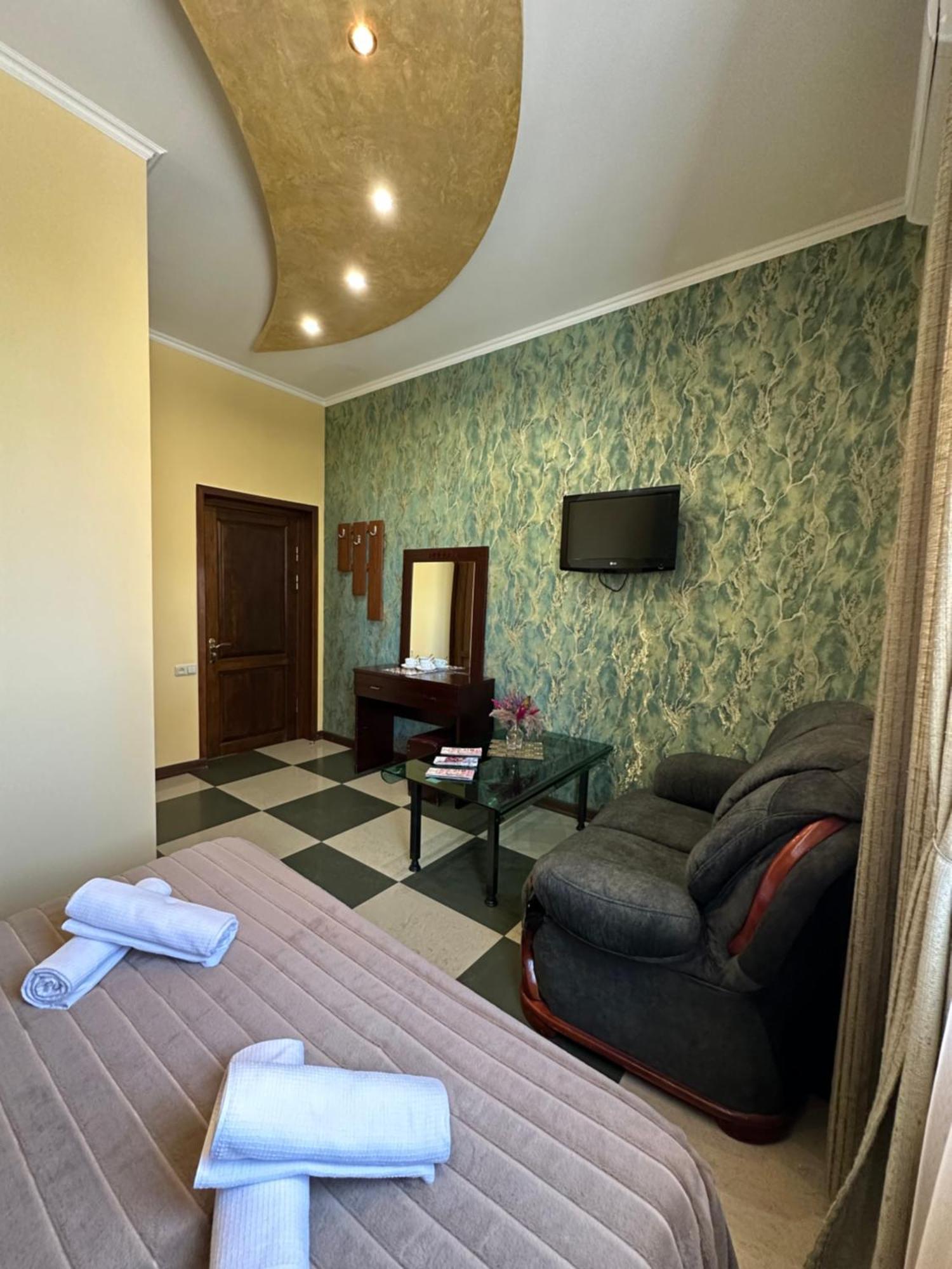 Royal Plus Hotel Yerevan Bagian luar foto