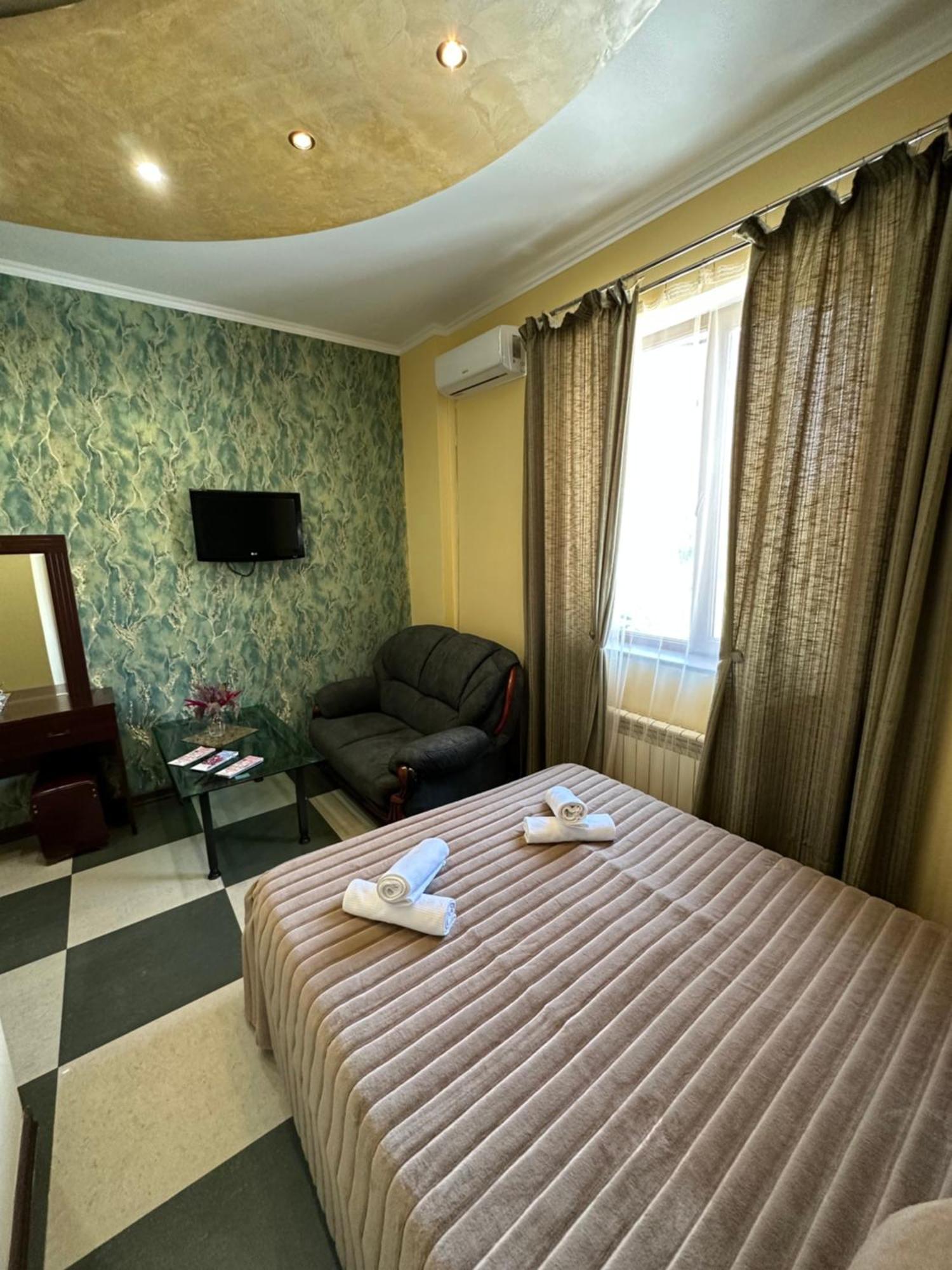 Royal Plus Hotel Yerevan Bagian luar foto